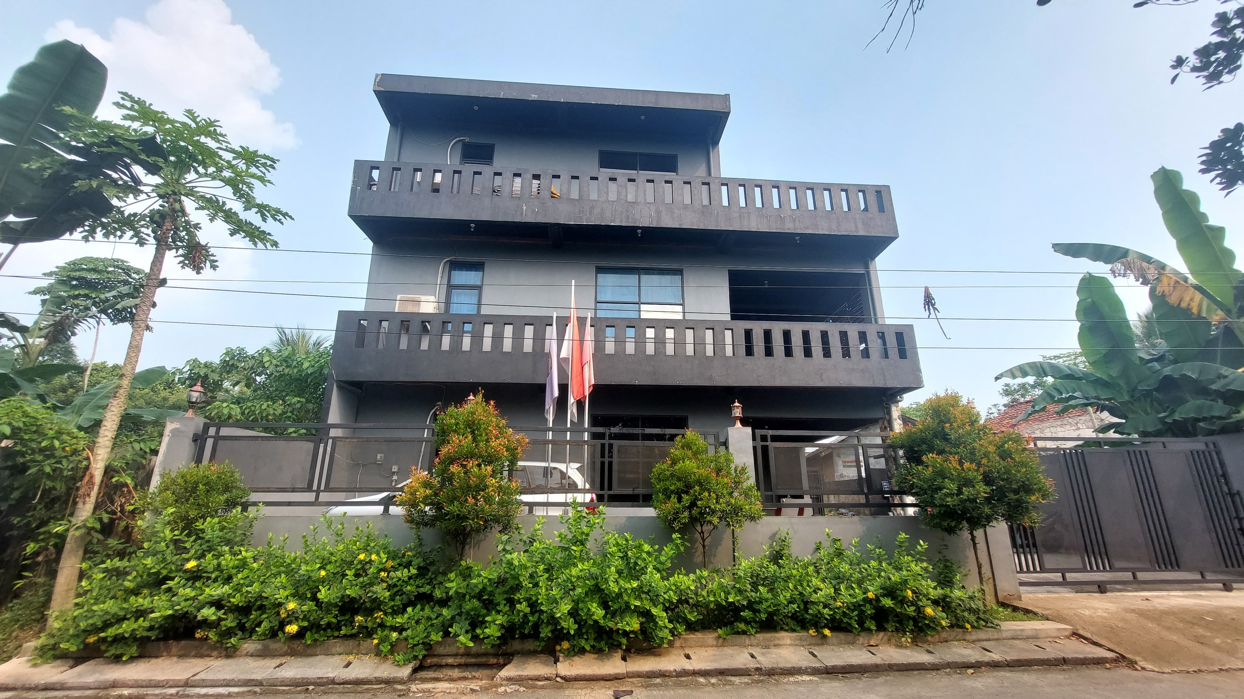 Gedung kantor pusat PT Sekala Recsa Sekawan di Cileungsi, Bogor, tampak depan