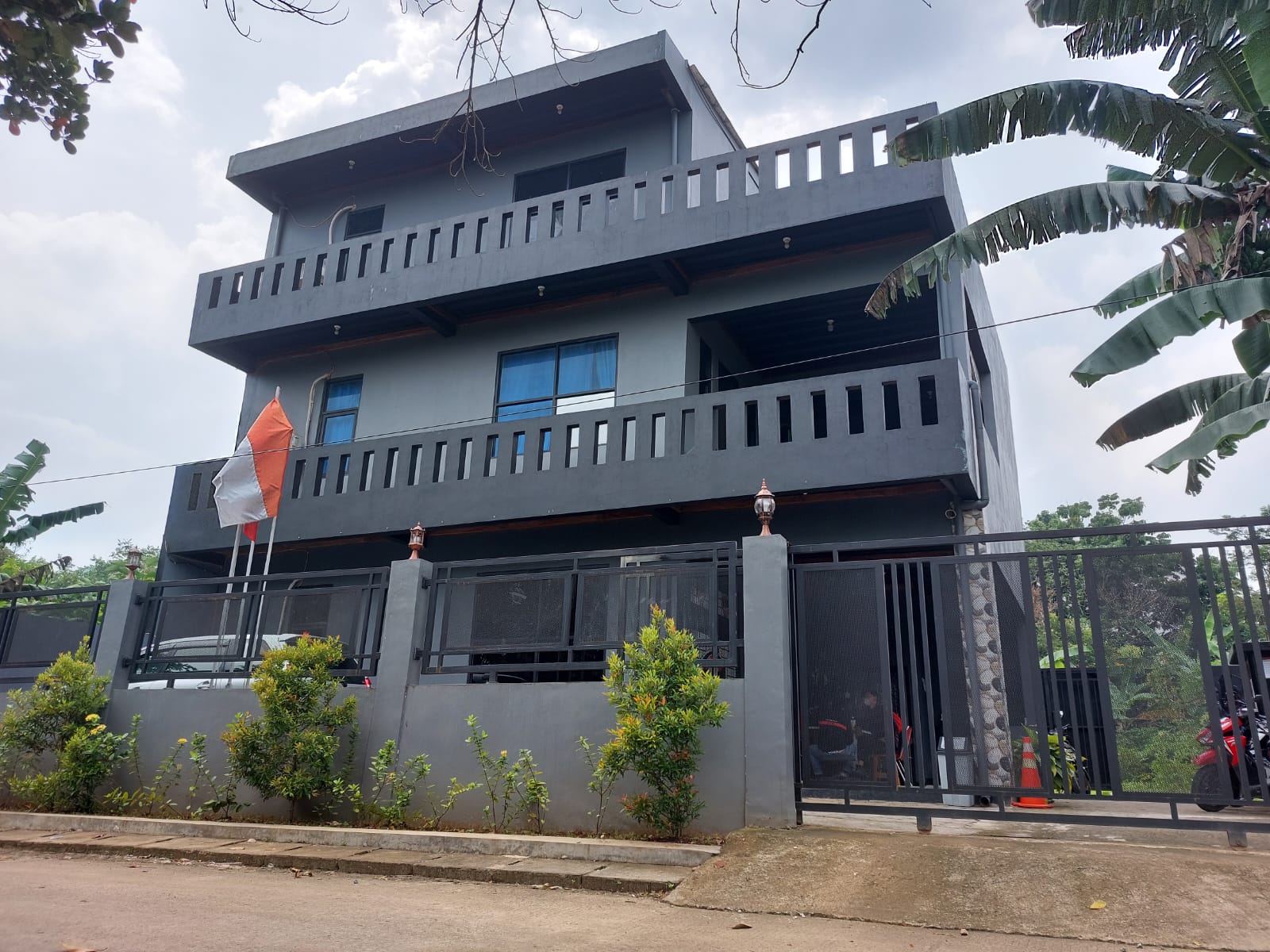 Gedung kantor PT Sekala Recsa Sekawan dengan halaman dan pagar depan
